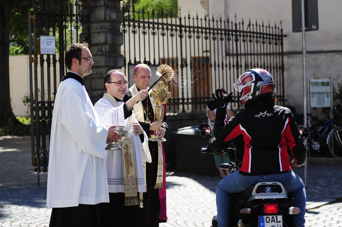 Weihbischof Wörner und Stadtpfarrer Hartmann segneten die vorbeifahrenden Biker (Foto: Presstelle Bistum Augsburg/Nicolas Schnall).