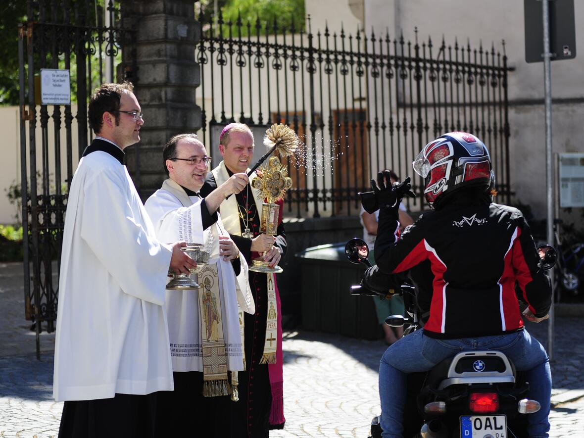 Weihbischof Wörner und Stadtpfarrer Hartmann segneten die vorbeifahrenden Biker (Foto: Presstelle Bistum Augsburg/Nicolas Schnall).