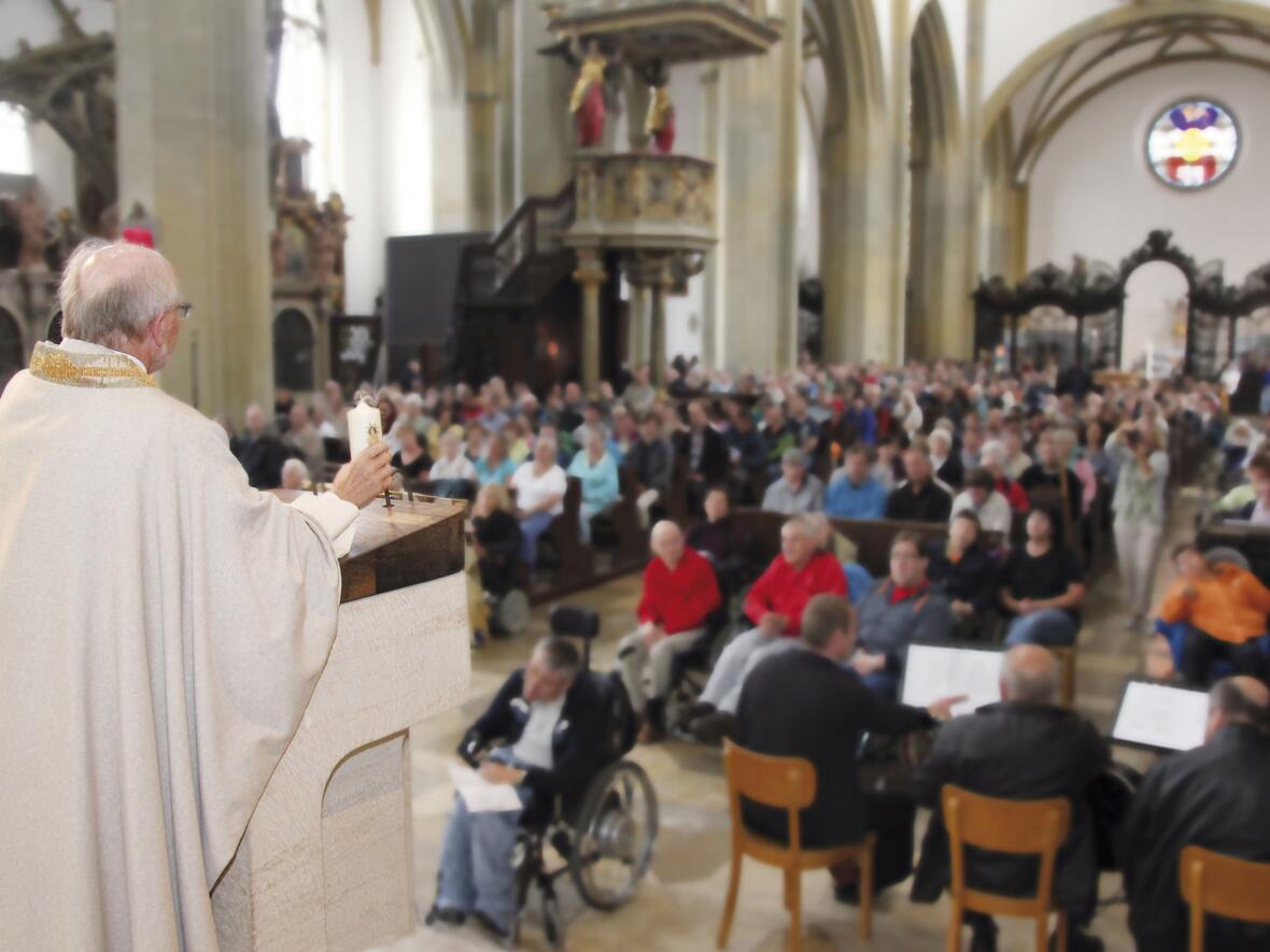 Prälat Peter C. Manz erläuterte in seiner Predigt im Wallfahrtsgottesdienst in der Ulrichsbasilika den fast 800 Menschen mit Behinderungen, worauf es ankomme, wenn man als Christ Licht für andere Menschen sein will. (Foto: Caritas)