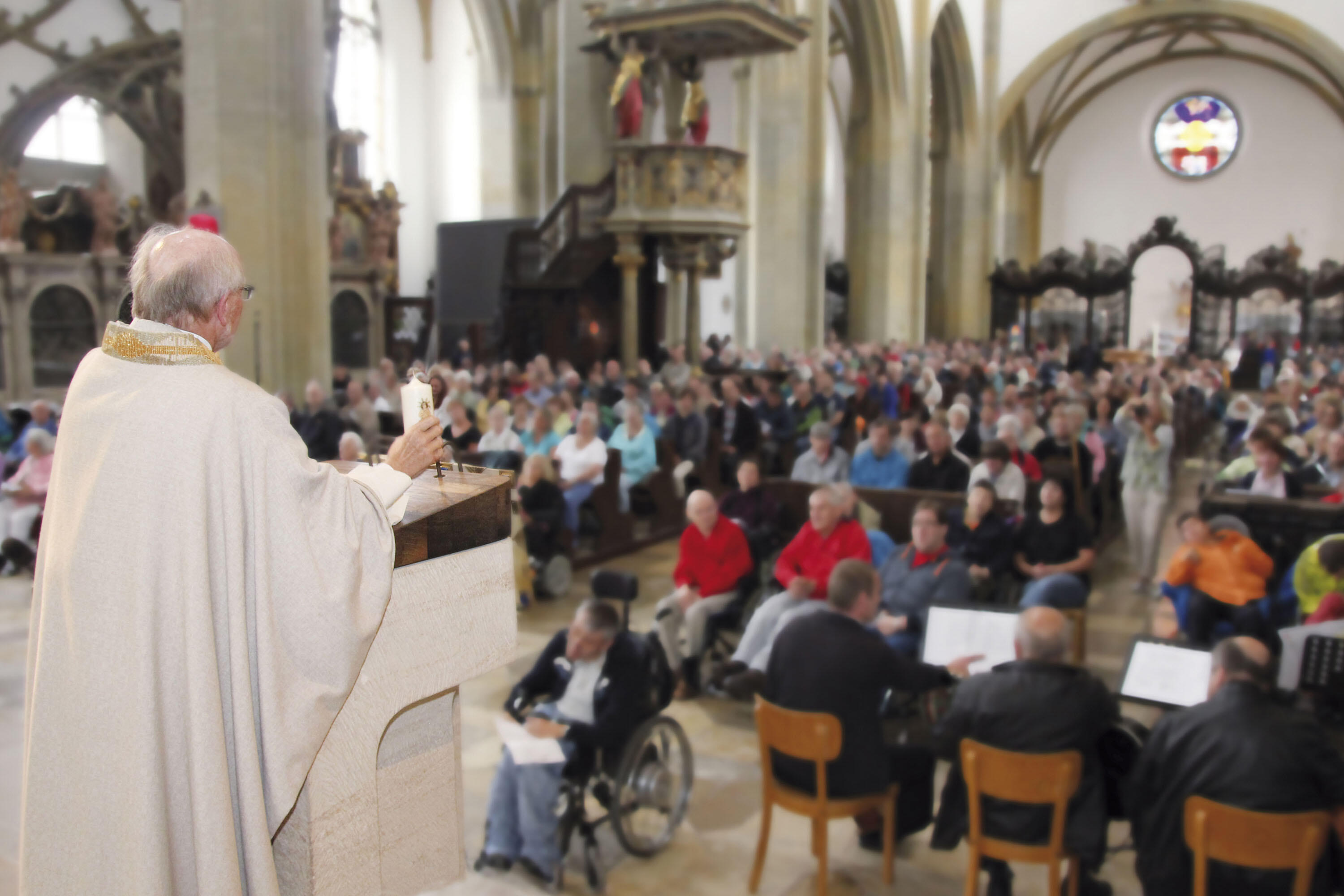 Prälat Peter C. Manz erläuterte in seiner Predigt im Wallfahrtsgottesdienst in der Ulrichsbasilika den fast 800 Menschen mit Behinderungen, worauf es ankomme, wenn man als Christ Licht für andere Menschen sein will. (Foto: Caritas)