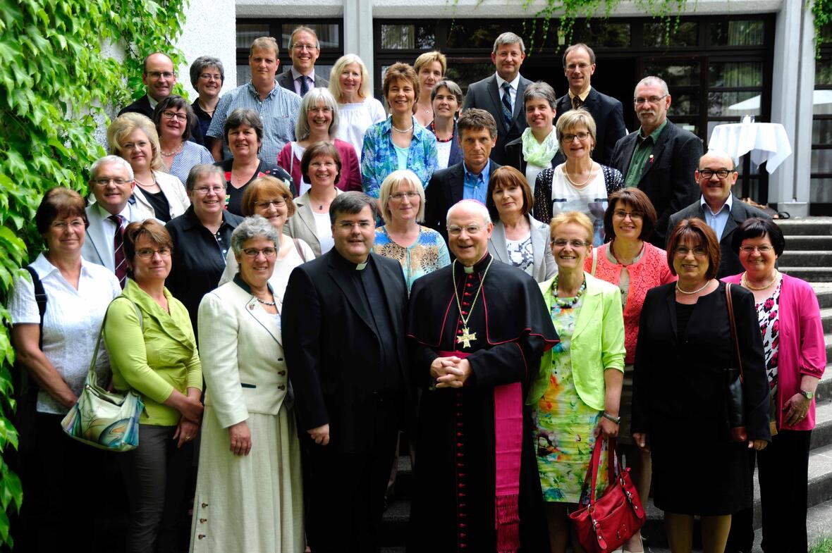 Die anwesenden Jubilare zusammen mit Generalvikar Harald Heinrich und Bischof Dr. Konrad Zdarsa. (Foto: Pressestelle Bistum Augsburg/Nicolas Schnall)