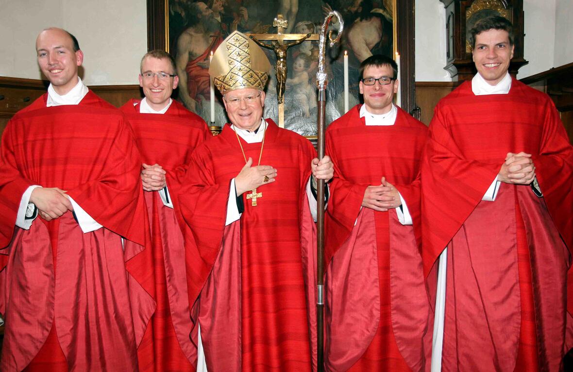 Bischof Konrad mit den vier Neupriestern (von links) Thomas Ruf, Helmut Epp, Simon Stegmüller und Gabriel Bucher. Bild: pba/Annette Zoepf