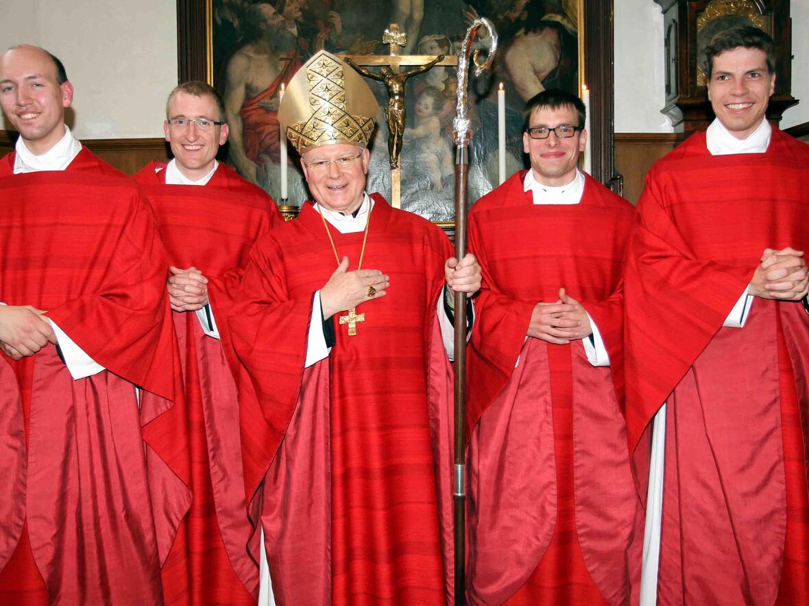 Bischof Konrad mit den vier Neupriestern (von links) Thomas Ruf, Helmut Epp, Simon Stegmüller und Gabriel Bucher. Bild: pba/Annette Zoepf
