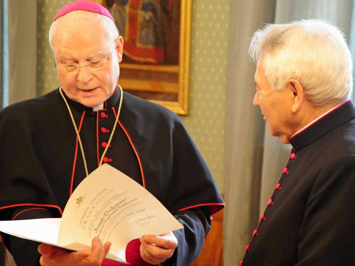 Bischof Konrad beim Verlesen der Ernennungsurkunde.