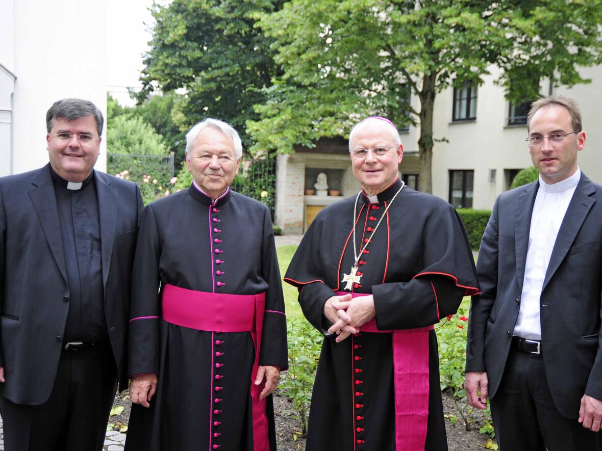 (v.l.) Generalvikar Harald Heinrich, Monsignore Josef Hochenauer, Bischof Dr. Konrad Zdarsa, Domvikar Christoph Hänsler.