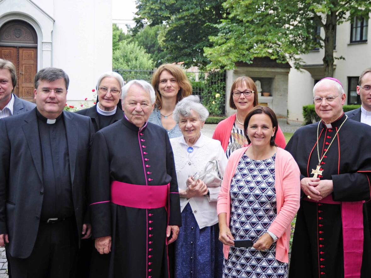 Gruppenbild mit Weggefährten von Monsignore Hochenauer, die ihn auf den verschiedenen Stationen seines Lebens begleiteten.