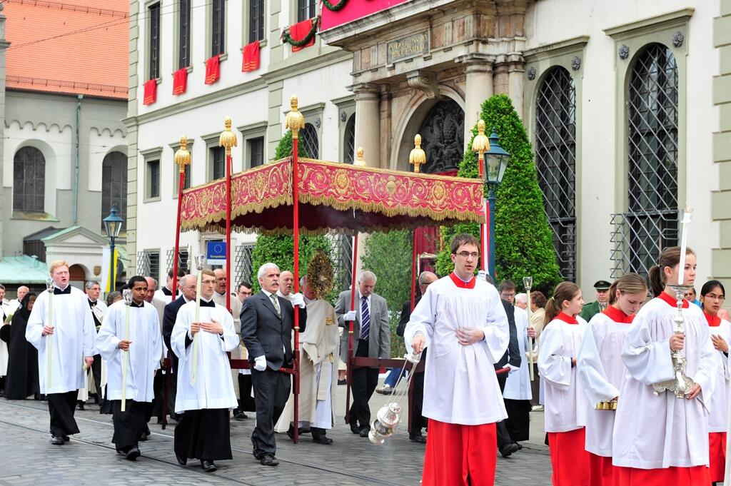 glaeubige-feiern-hochfest-fronleichnam-messfeiern-und-prozessionen-im-bistum1194771