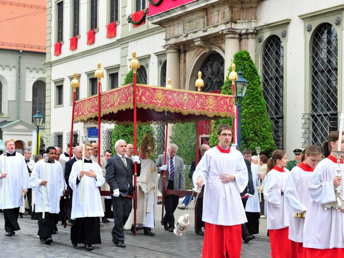 glaeubige-feiern-hochfest-fronleichnam-messfeiern-und-prozessionen-im-bistum1194771