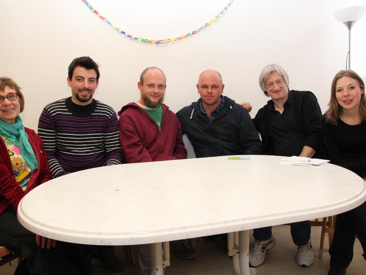 Der ehrenamtliche Unterstützerkreis in der Ottostraße: (v.re.n.li.) Stefanie Oswald, Frédéric Zucco, Bernd Hörath, Andreas Neubauer, Daniel Männlein und die Amerikanerin Cynthia Byrne. Foto: Caritas.