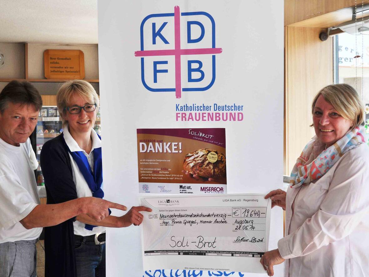 KDFB Diözesanvorsitzende Sabine Slawik und Bäckermeister Wolfgang Kleinert von der „Bäckerei Jakob“ überreichten stellvertretend für die vielen aktiven Frauenbundfrauen und Bäcker einen Scheck über 19.640 Euro an Eva-Maria Heerde-Hinojosa (rechts) von MISEREOR Arbeitsstelle Bayern. Foto: KDFB