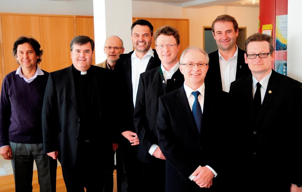 Fünf neue Supervisoren für das Bistum (v. r.): Leander Mikschl, Bernd Leumann, Martin Uhl, Frank Deuring und Reiner Hartmann. Daneben (v. l.): Martin Knöferl, Generalvikar Harald Heinrich und Dr. Robert Ochs, Leiter der Abteilung Personal-, Organisations- und Pastoralentwicklung. (Foto: pba)