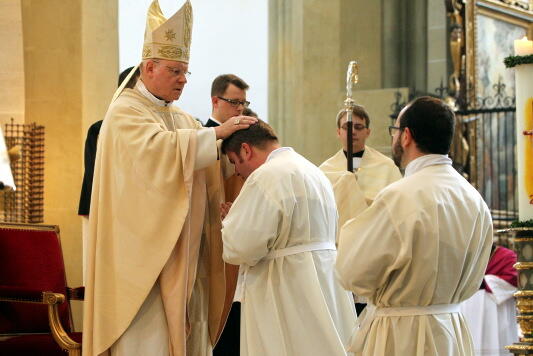 Bischof Konrad weiht zwei Männer durch Handauflegung – hier bei Bernd Udo Rochna - und Weihegebet zu Diakonen (Foto: pba/Annette Zoepf).