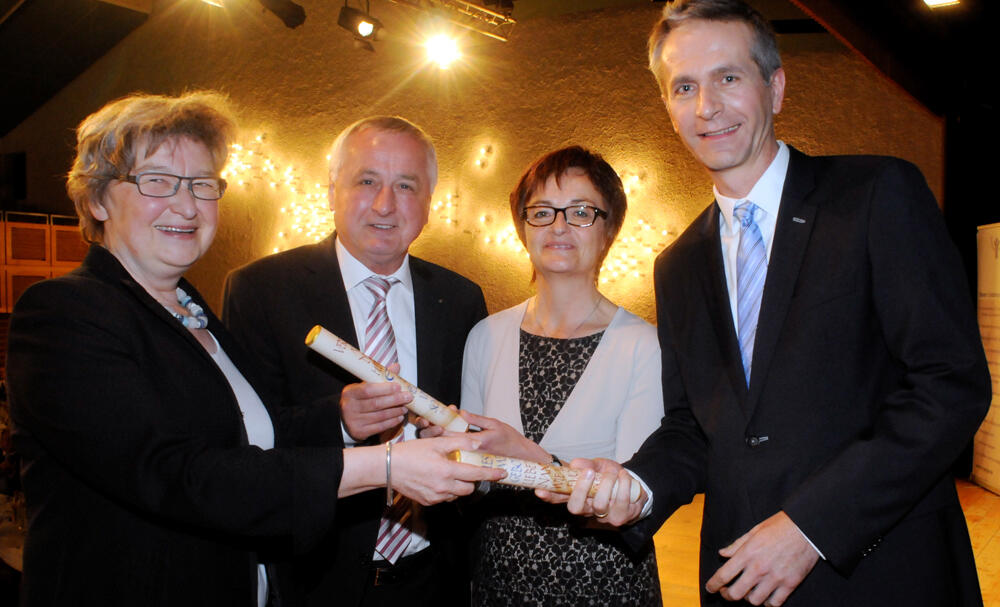 (v.l.): die Administrationsvorsitzende der Katholischen Waisenhaus-Stiftung Maria-Anna Immerz, Jürgen Reichert, Elfie Kleinfelder und Otto Bachmeier. (Foto: Ruth Plössel)