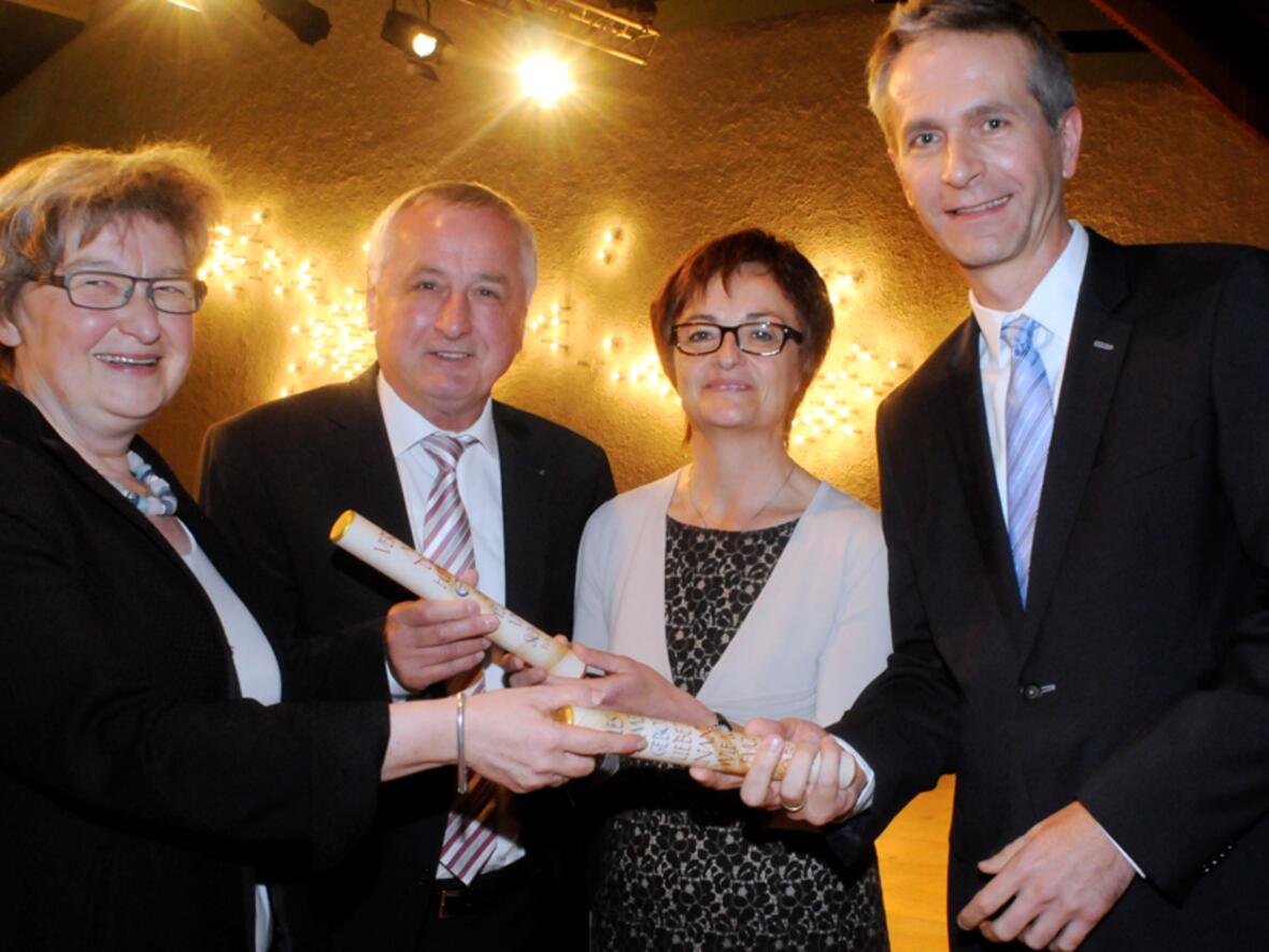 (v.l.): die Administrationsvorsitzende der Katholischen Waisenhaus-Stiftung Maria-Anna Immerz, Jürgen Reichert, Elfie Kleinfelder und Otto Bachmeier. (Foto: Ruth Plössel)