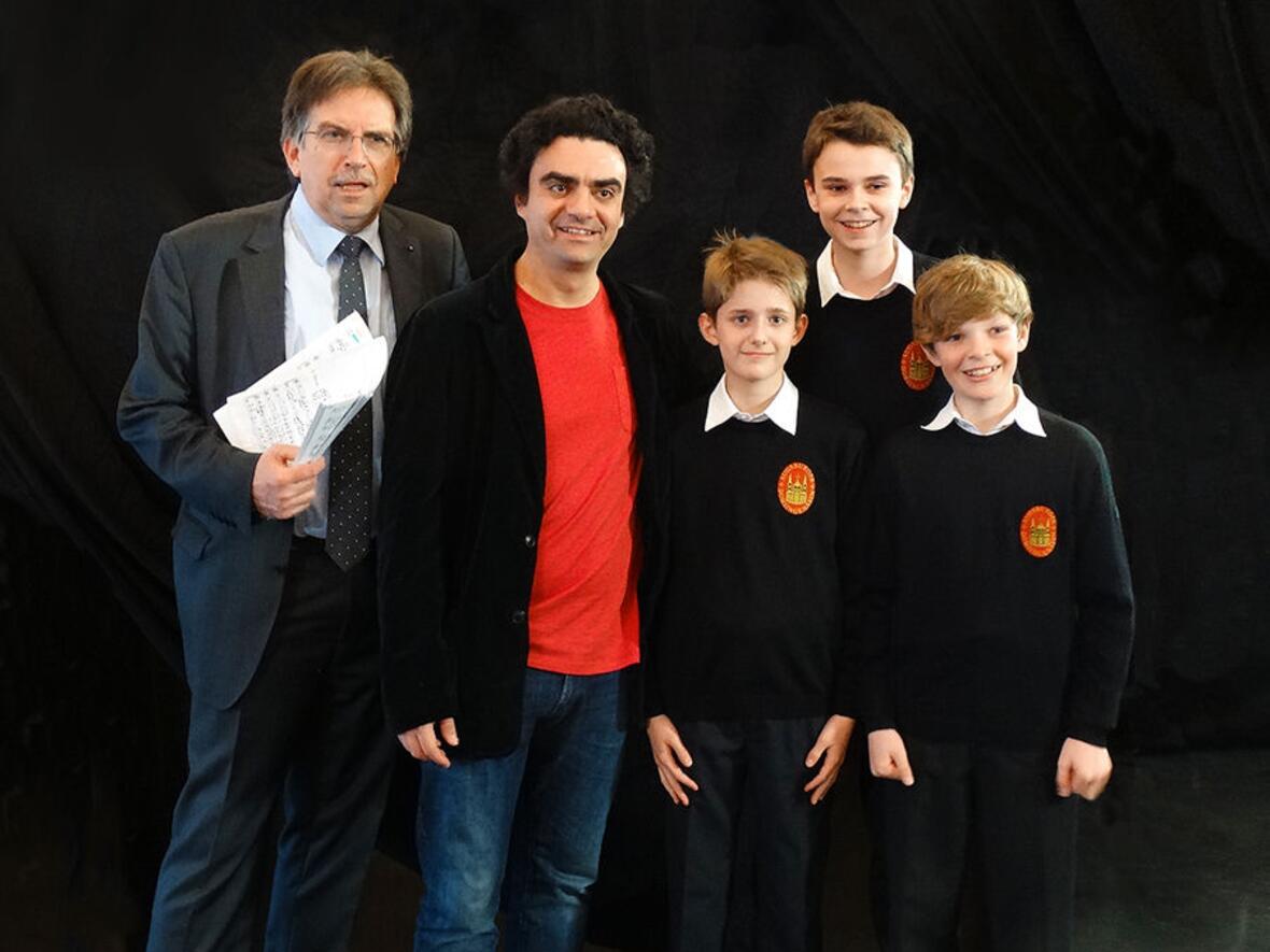 Die "Chorjungen" der Augsburger Domsingknaben zusammen mit Domkapellmeister Kammler zu Gast bei Star-Tenor Rolando Villazón und "Stars von morgen". (Foto: Josef Paul)