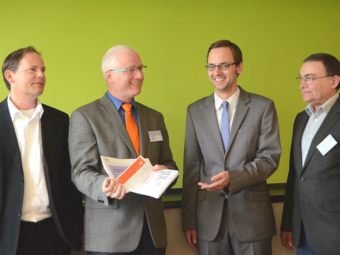 Freude über die Ergebnisse der bundesweiten Pfarrbrief-Befragung (v.l.): Tilo Treede (MDG), Johannes Simon (Leiter Pfarrbriefservice.de), Thomas Rinklake (xit), Michael Bogedain (Stv. Leiter Pfarrbriefservice.de) (Bild: Christian Schmitt)