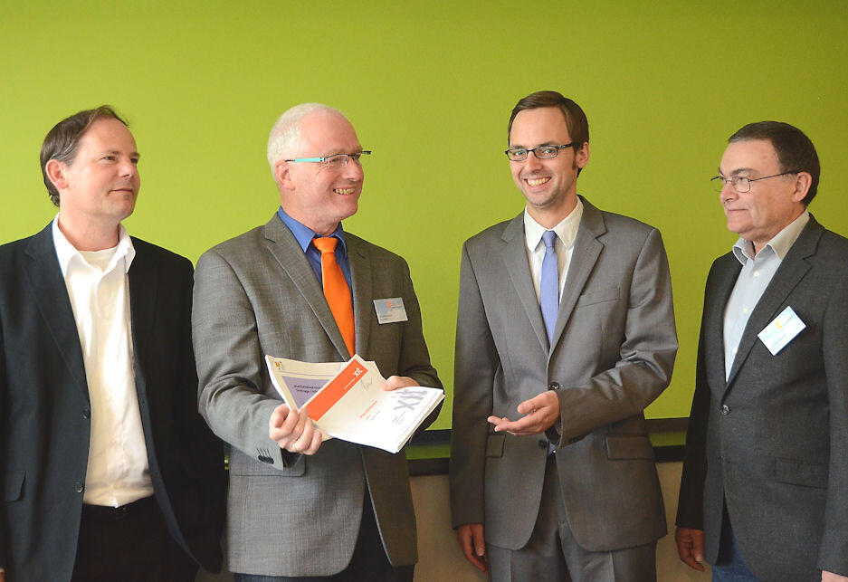 Freude über die Ergebnisse der bundesweiten Pfarrbrief-Befragung (v.l.): Tilo Treede (MDG), Johannes Simon (Leiter Pfarrbriefservice.de), Thomas Rinklake (xit), Michael Bogedain (Stv. Leiter Pfarrbriefservice.de) (Bild: Christian Schmitt)