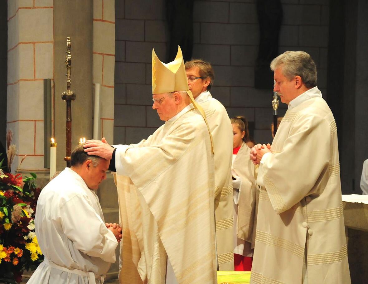 Bischof Konrad bei der Feier der Diakonenweihe im letzten Jahr. (Foto: Schnall /pba). 