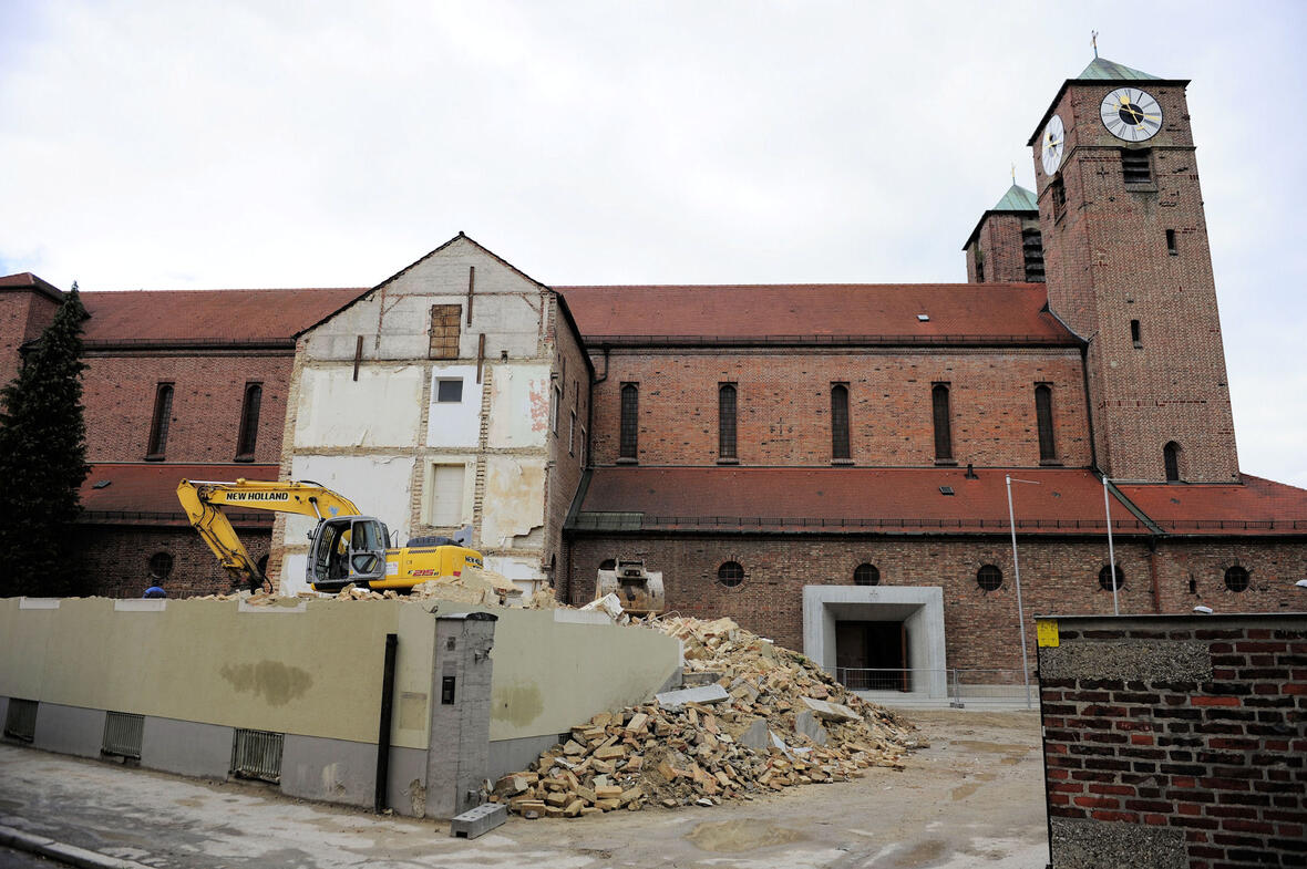 Das ehemalige Pfarrhaus musste inzwischen dem Neubau eines Verwaltungsgebäudes weichen (Foto: Nicolas Schnall/pba).
