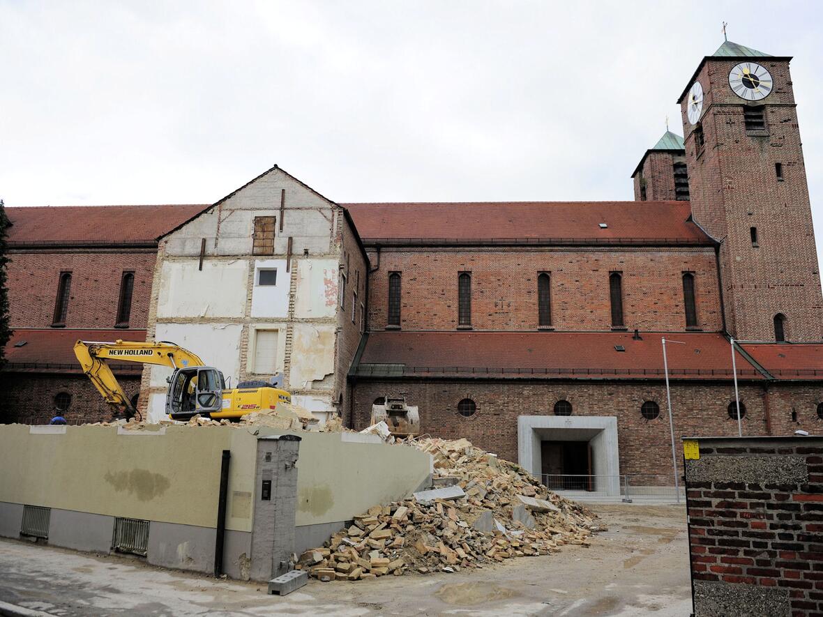 Das ehemalige Pfarrhaus musste inzwischen dem Neubau eines Verwaltungsgebäudes weichen (Foto: Nicolas Schnall/pba).
