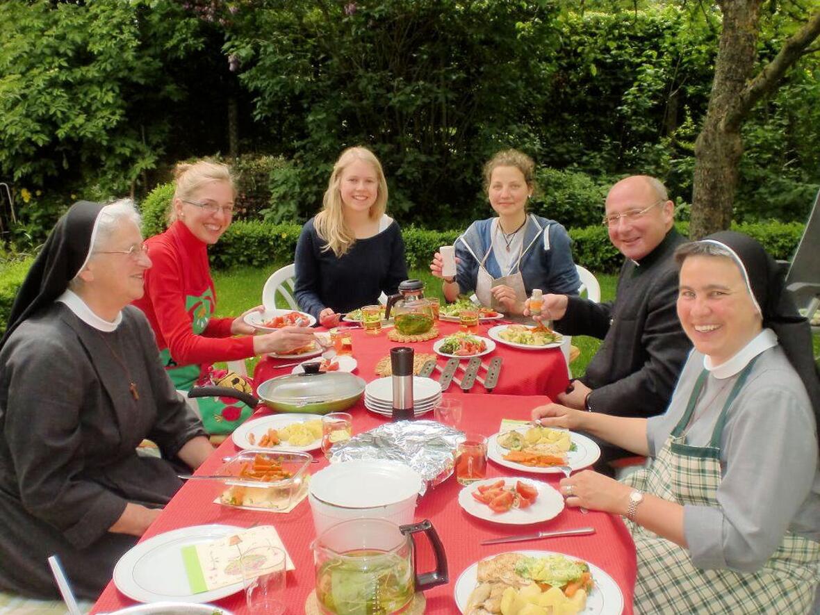Ordensreferent Pfarrer Dr. Ulrich Lindl ließ es sich schmecken bei den Franziskanerinnen von Maria Stern im Haus St. Hildegard am Dom.