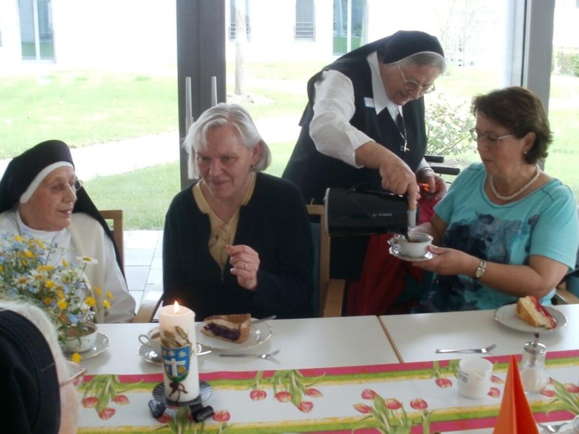 Kaffee und Kuchen bei den Kreuzschwestern in Mussenhausen.