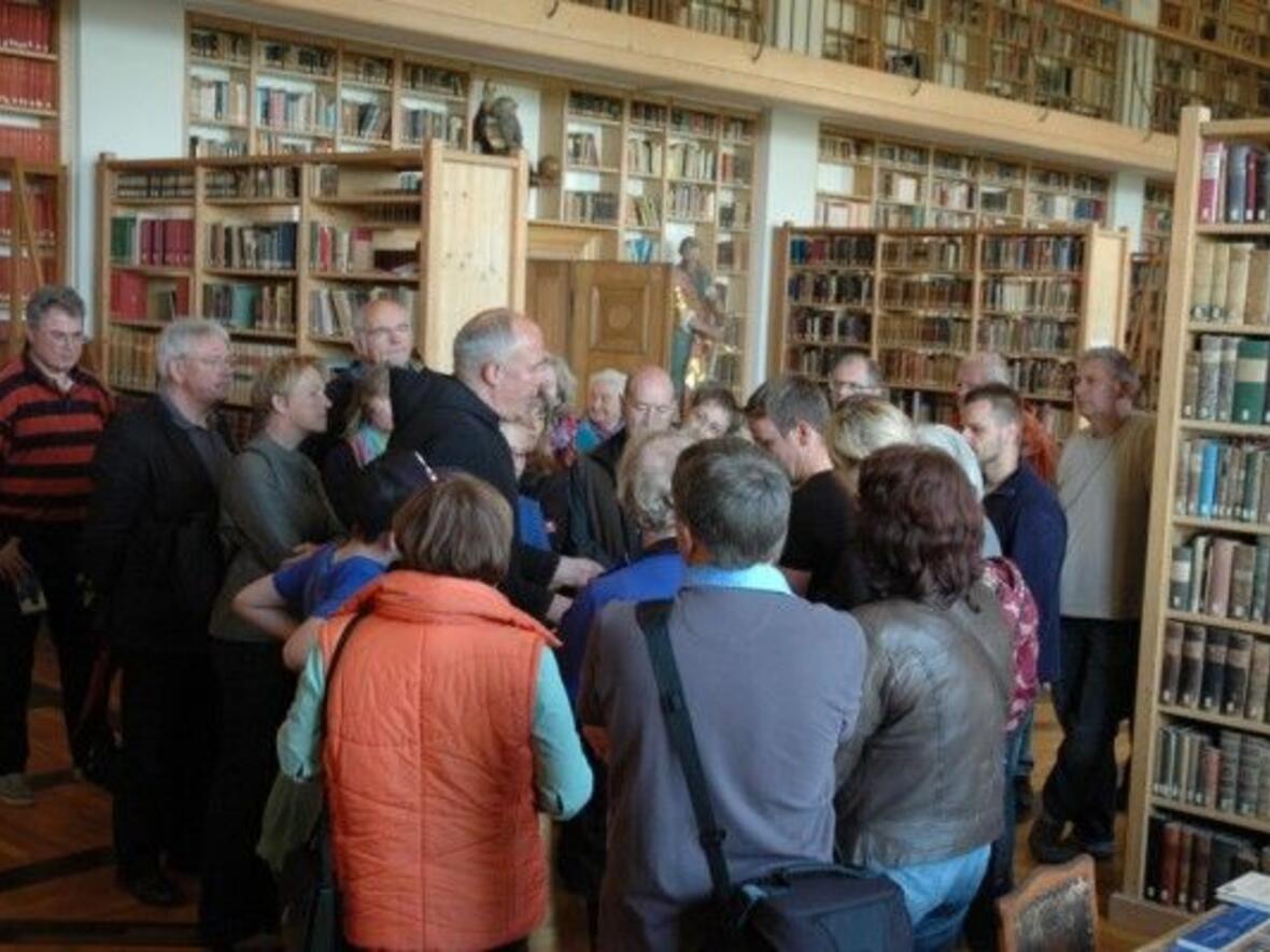 Während der Bibliotheksbesichtigung in der Erzabtei St. Ottilien.