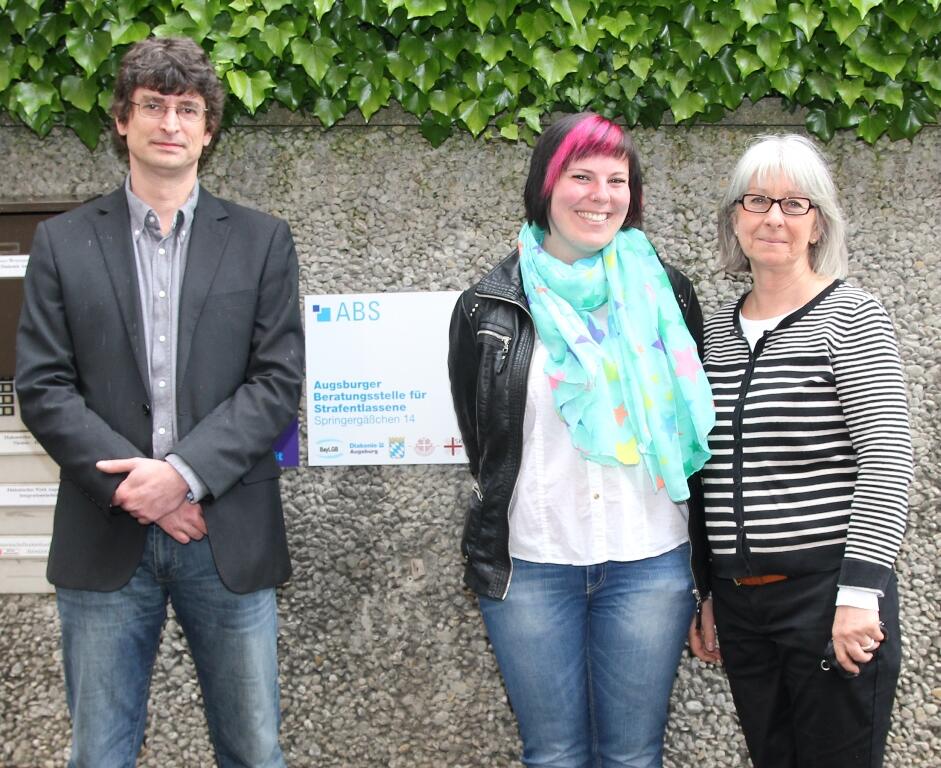Dominik Appelt vom SKM, Marie-Christin Nietsch von der JVA Augsburg und Elke Mahn von der Diakonie (v.li.) sind die Ansprechpartner der neu geschaffenen und zentralen Augsburger Beratungsstelle für Strafentlassene (ABS) für die männlichen Strafentlassenen. (Foto: pca)