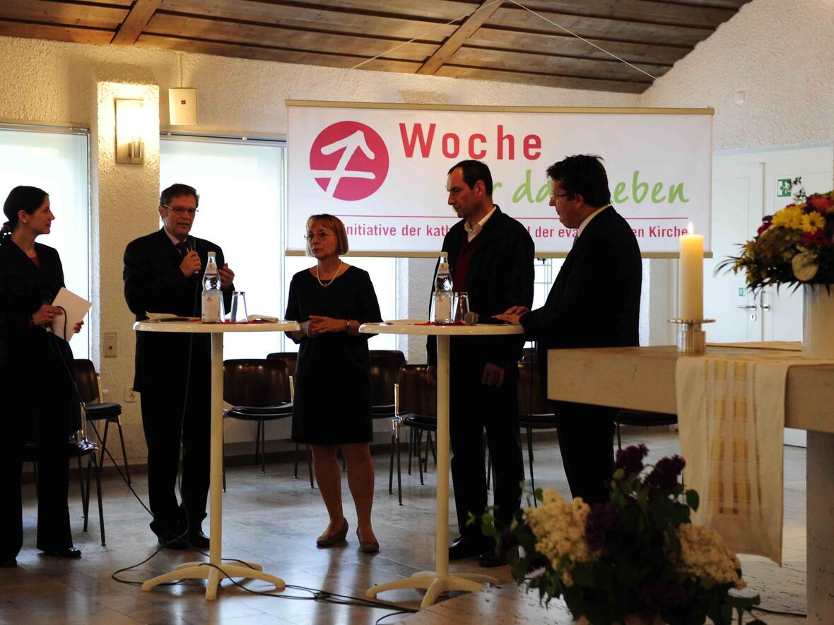 Von links: Die evangelische Pfarrerin Lydie Nicole Menezes, Hermann Imhof MdL, Dr. Irmtraud Hainsch Müller (Stationsoberärztin der Palliativstation des Klinikums Augsburg, Dr. Franz Schregle (Seelsorger im Team „Spezialisierte Ambulante Palliativ-Versorgung) und Andreas Claus (Ökumenische Sozialstation Schwabmünchen).  