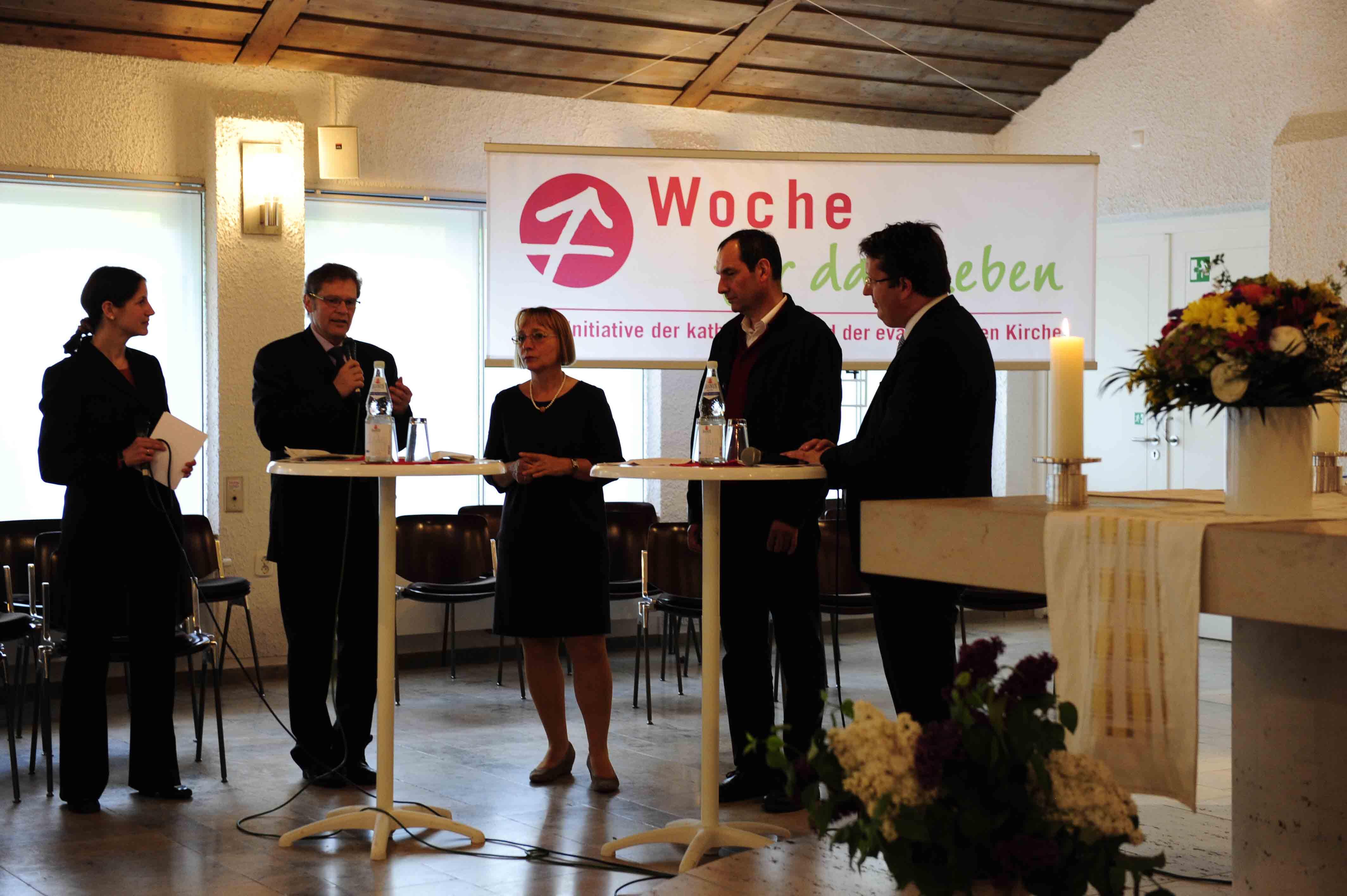 Von links: Die evangelische Pfarrerin Lydie Nicole Menezes, Hermann Imhof MdL, Dr. Irmtraud Hainsch Müller (Stationsoberärztin der Palliativstation des Klinikums Augsburg, Dr. Franz Schregle (Seelsorger im Team „Spezialisierte Ambulante Palliativ-Versorgung) und Andreas Claus (Ökumenische Sozialstation Schwabmünchen).