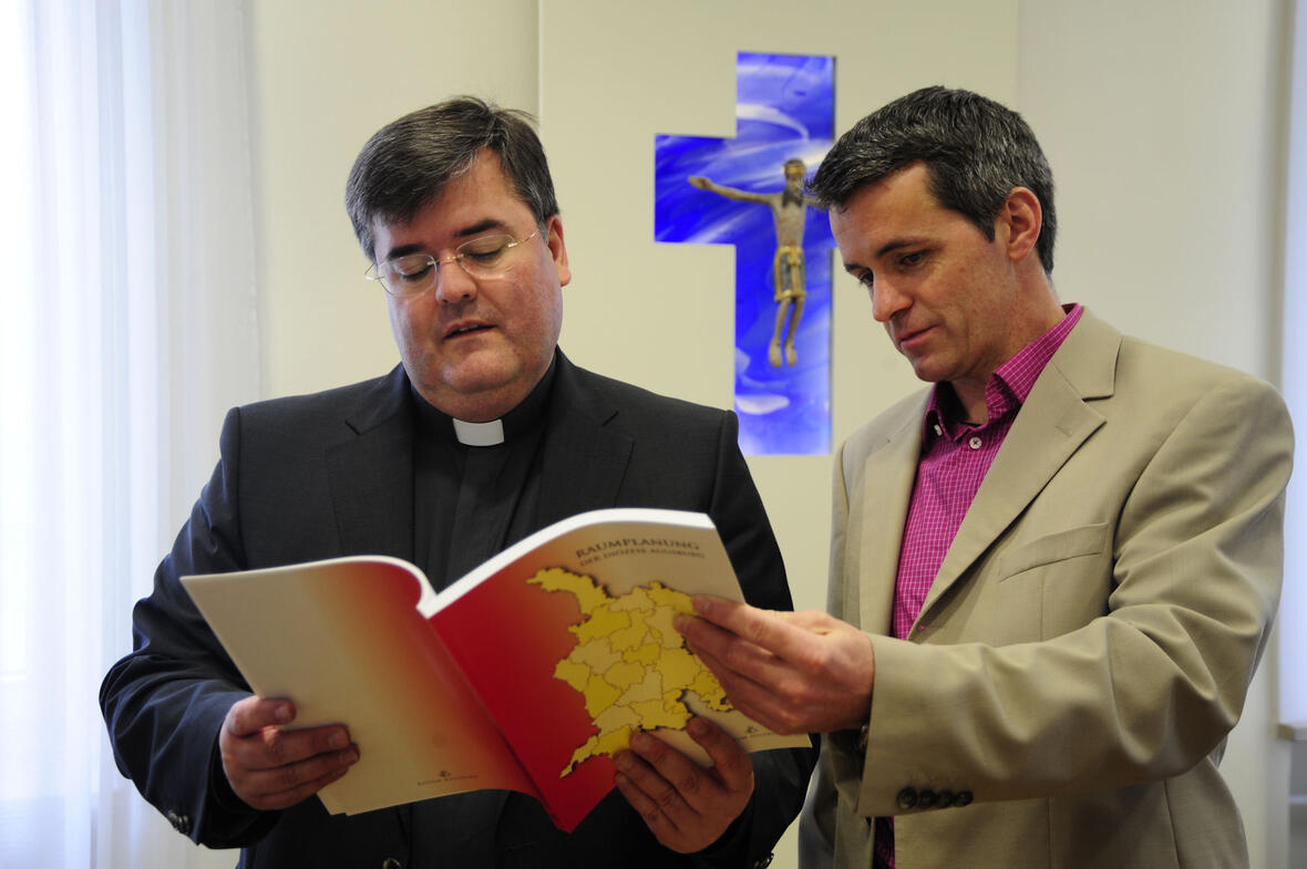 Generalvikar Harald Heinrich und sein persönlicher Referent Karl Wolf werfen einen ersten Blick in die neue Publikation.