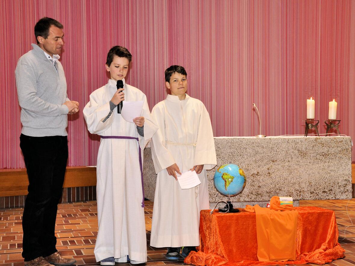 Bei einem Wortgottesdienst stellten Pfarrer Simon Wagner und Ministranten der Pfarrei Geltendorf den Sinn der Rätschaktion und des Spendens vor.  