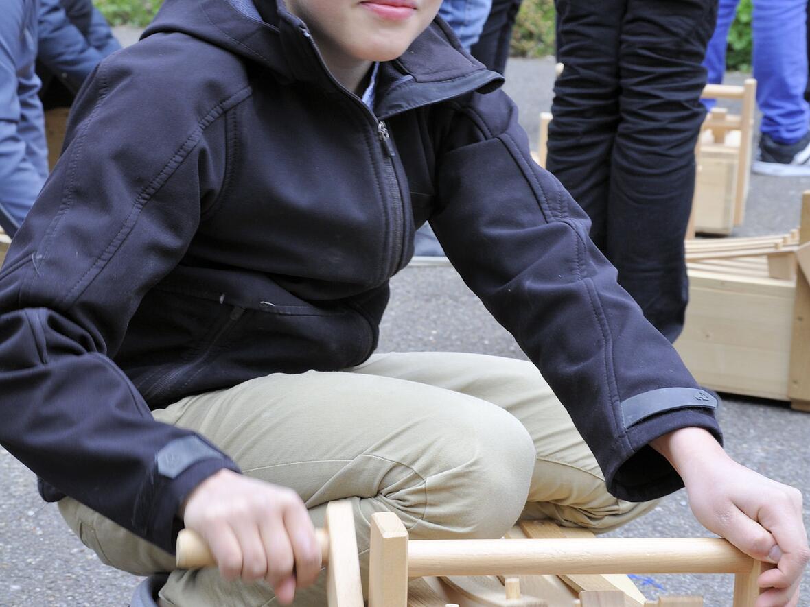 Beim Rätschen ging es ganz schön laut zu. Die Ministranten legten sich ordentlich ins Zeug. 