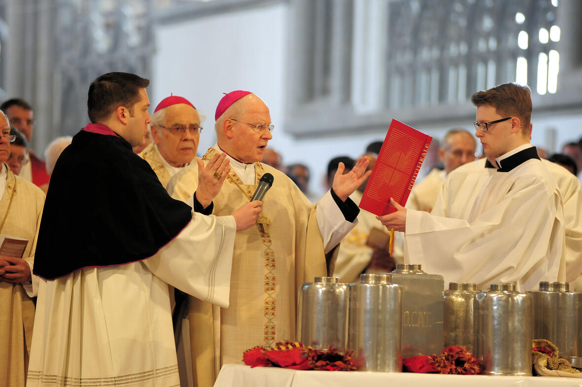 Bischof Konrad spricht das Weihegebet über die heiligen Öle.