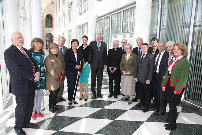 Die Bioethik-Kommission zusammen mit Ministerpräsident Seehofer.