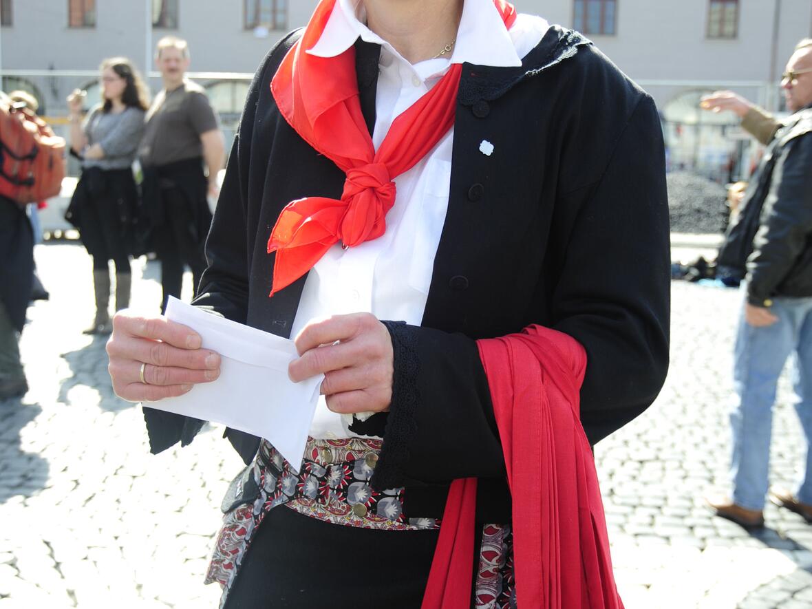 Auch Sabine Slawik, Vorsitzende des KDFB Diözesanverband Augsburg, verteilte rote Taschen auf dem Rathausplatz.