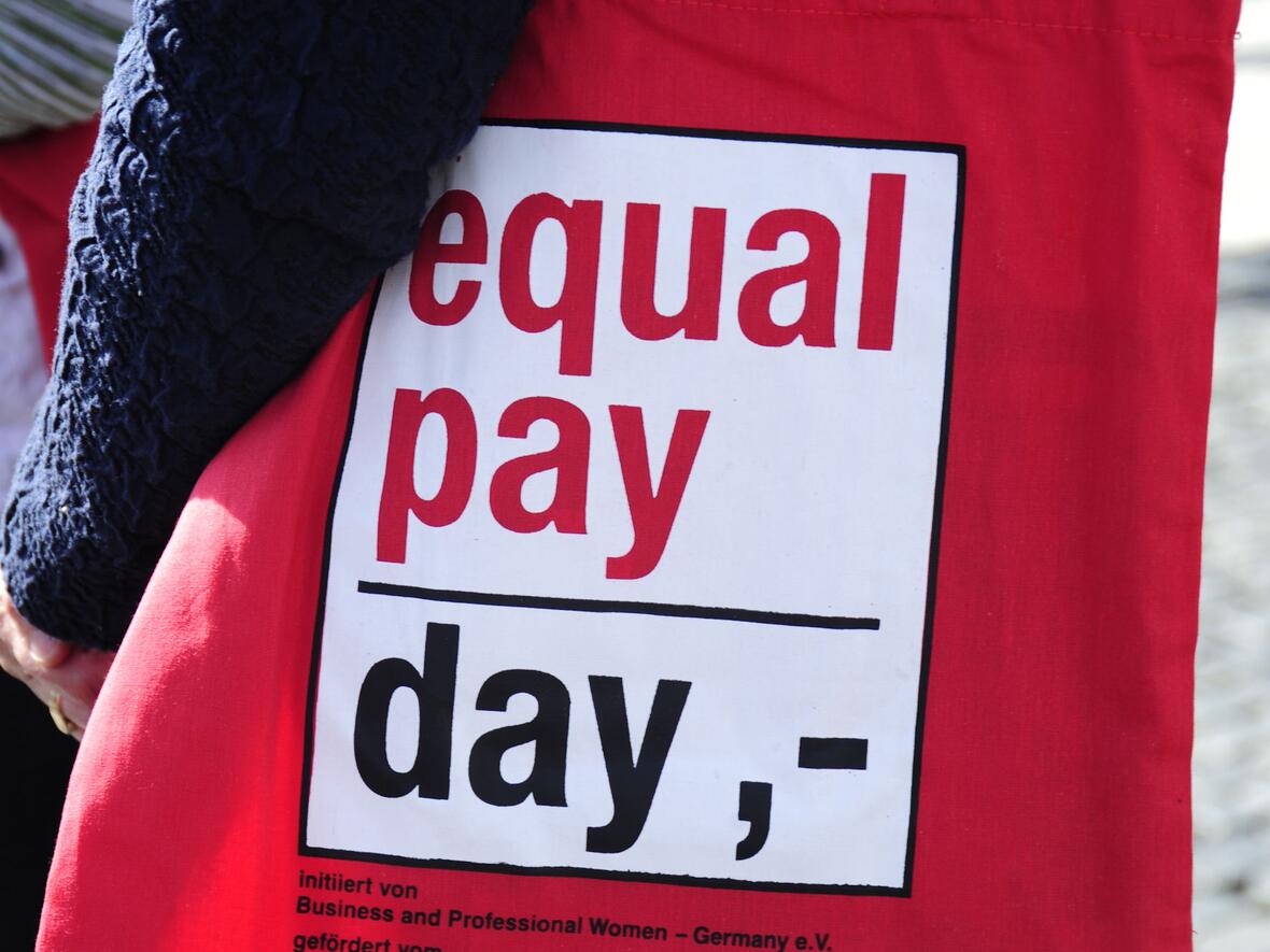 Die roten Taschen sollen für die roten Zahlen in den Geldbörsen der Frauen stehen. 