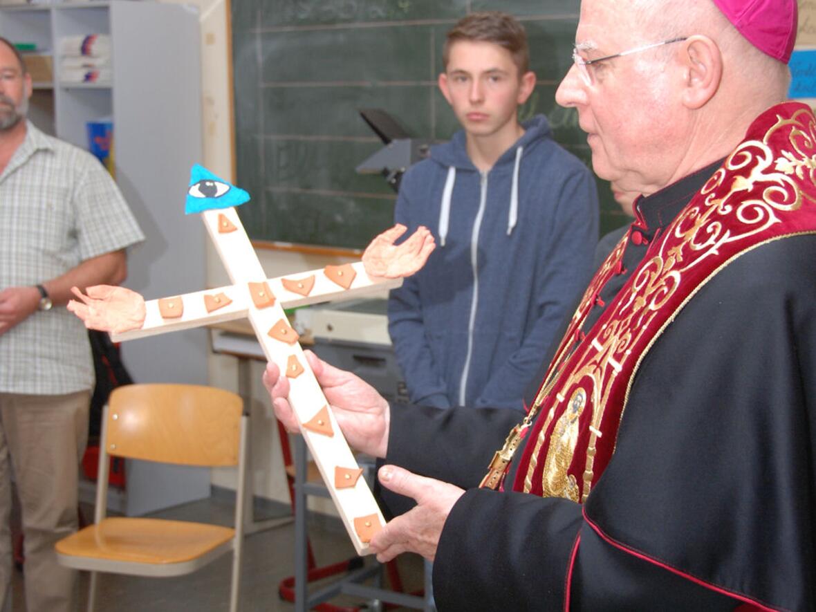 Bischof Konrad segnete dieses Kreuz, das die Schüler der Praxisklasse angefertigt hatten. Foto: KJF/Karg