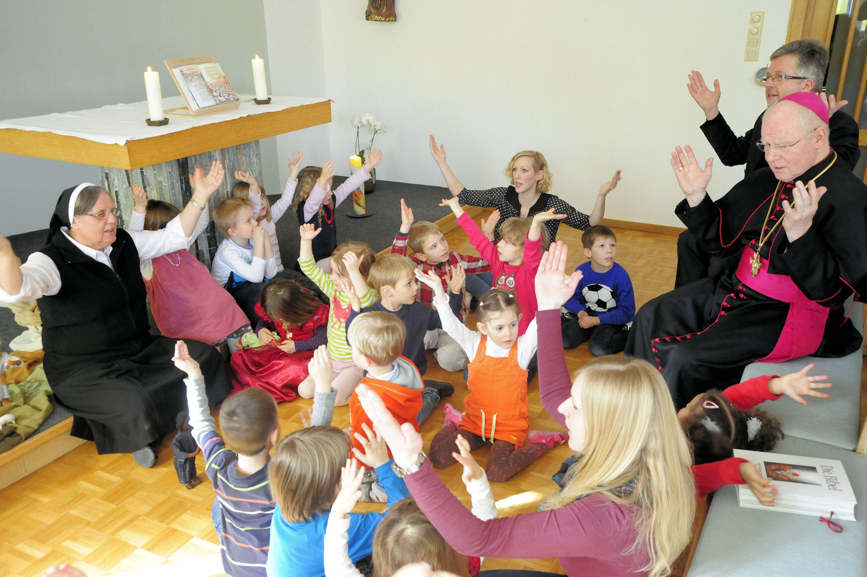 Jeden Teil des Vater Unser stellten die Kinder mit einer eigenen Geste dar.  
