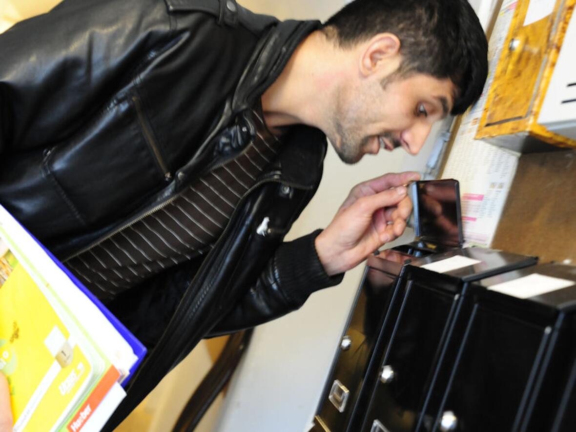 Für jeden Flüchtling gibt es einen eigenen Briefkasten. Auf Post jedoch warten sie vergeblich. 