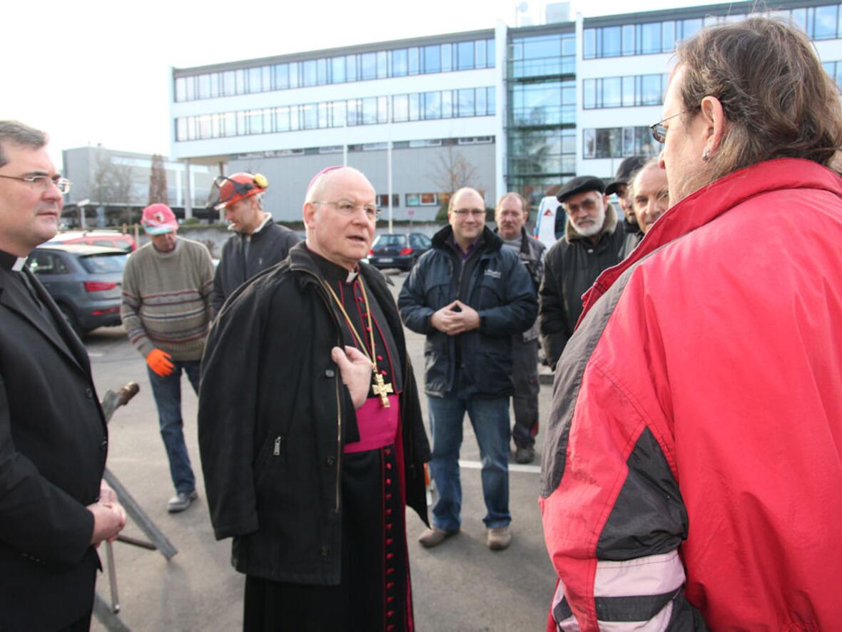 Bischof Konrad freute sich nicht nur über die Begegnung mit den Klienten des Abbé-Pierre-Zentrums für suchtkranke Menschen, sondern suchte auch das direkte Gespräch mit ihnen. Diözesan-Caritasdirektor Pfarrer Dr. Andreas Magg (li.) hörte aufmerksam zu. Foto: Caritas. 