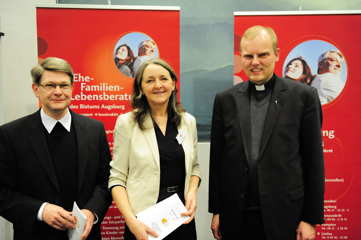 (v.l.) Seelsorgeamtsleiter Domkapitular Dr. Michael Kreuzer, Helga Kramer-Niederhauser und Weihbischof Florian Wörner bei der Vorstellung des Jahresprogramms.