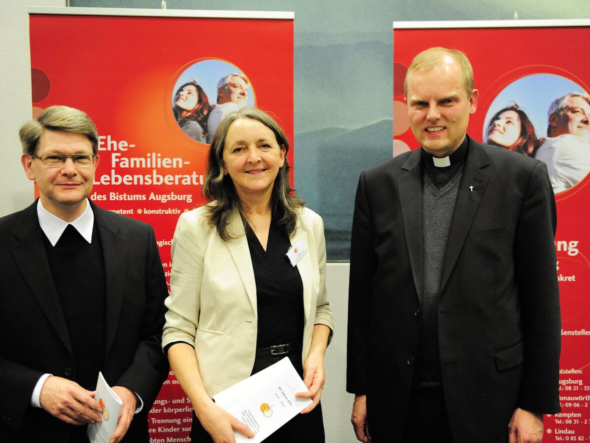(v.l.) Seelsorgeamtsleiter Domkapitular Dr. Michael Kreuzer, Helga Kramer-Niederhauser und Weihbischof Florian Wörner bei der Vorstellung des Jahresprogramms.
