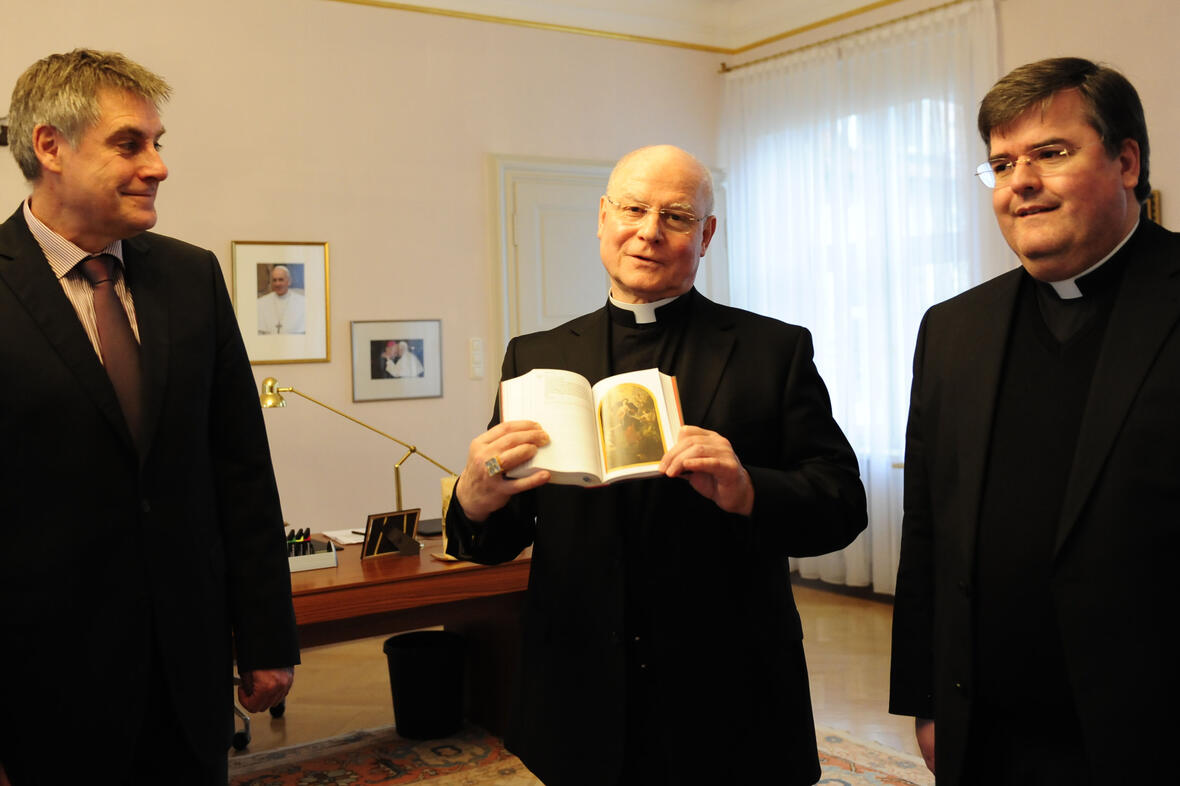 neues-gotteslob-bischof-konrad-erhaelt-erstes-exemplar1118881