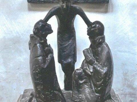 Eine Bronzeplastik aus Altenberg bei Köln mit Bernhard von Clairvaux und Martin Luther unter dem Kreuz, auf die der Regionalbischof in seiner Predigt eingegangen ist.