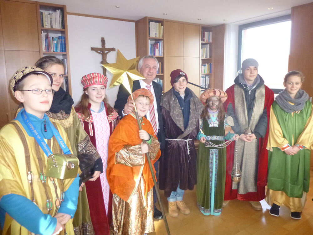 Sternsinger der Dompfarrei brachten Segen in die Bezirksverwaltung. Der Bezirkstagspräsident Jürgen Reichert hieß die kleinen Könige persönlich willkommen. 