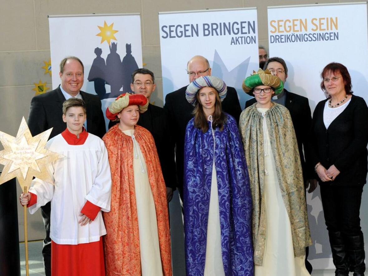 Johannes Münch (12), Julian Lohr (14), Anna Fock (15) und Johannes Mader (12) sowie Begleiterin Regina Fuchs aus der Pfarrei Heilig Geist in Günzburg vertraten das Bistum Augsburg beim Sternsinger-Empfang der Bundeskanzlerin. 
