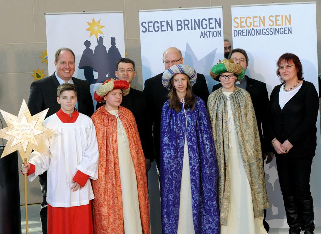 Johannes Münch (12), Julian Lohr (14), Anna Fock (15) und Johannes Mader (12) sowie Begleiterin Regina Fuchs aus der Pfarrei Heilig Geist in Günzburg vertraten das Bistum Augsburg beim Sternsinger-Empfang der Bundeskanzlerin. 