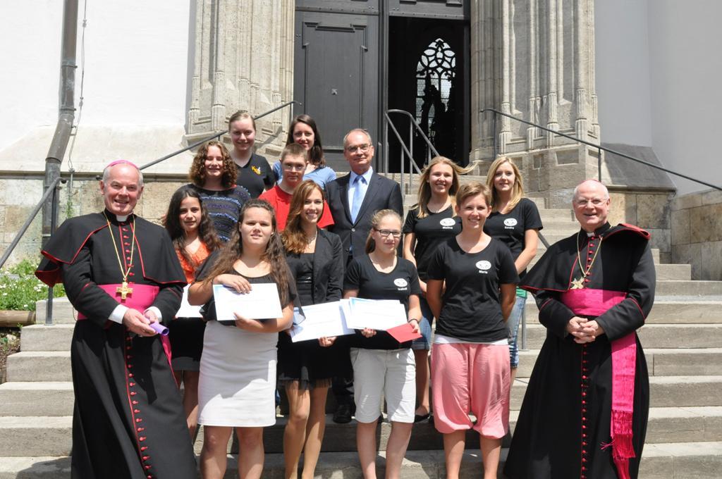 Die Schüler und Schülerinnen aus Dillingen, Mindelheim und Illertissen freuten sich über die Auszeichnung mit dem Petrus-Canisius-Preis. 
