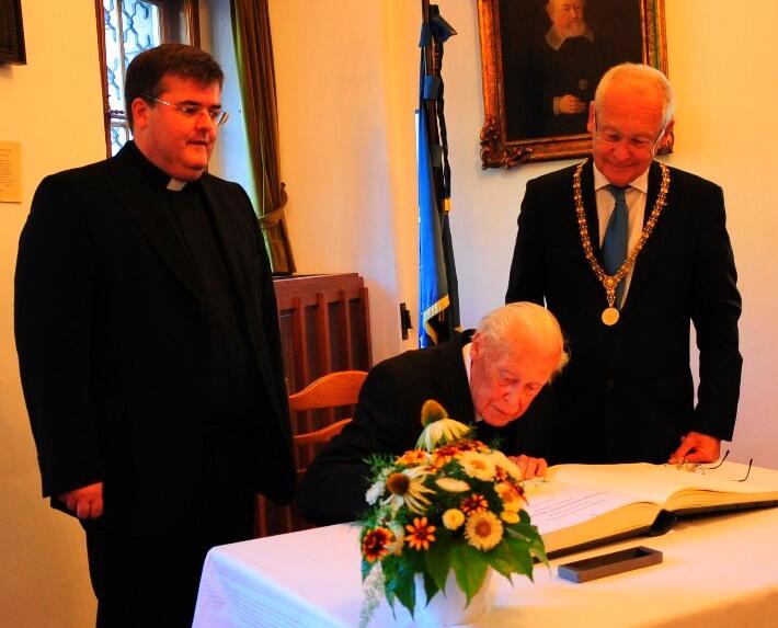 Generalvikar Harald Heinrich, Weihbischof em. Max Ziegelbauer und Oberbürgermeister Dr. Ivo Holzinger beim Eintrag ins Goldene Buch der Stadt.